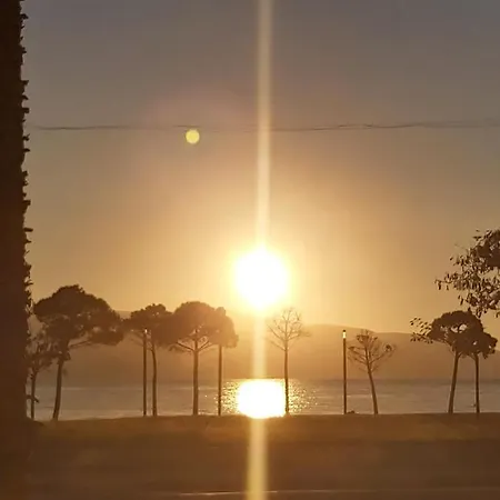 Bay 公寓 *